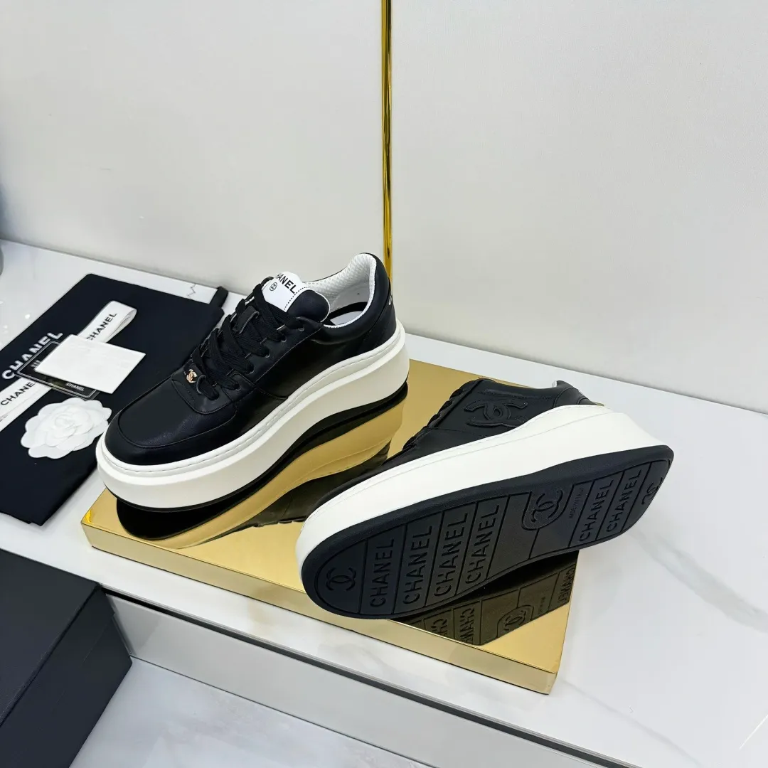 👟👟Ex-factory price 600👟👟 Upgraded version, upgraded version, upgraded version! No rebuttal accepted! ! ! ! Chanel Chanel panda shoes! 2025 counter's top casual sports shoes. This classic design; the upper is electro-embroidered with a variety of techniques; the outsole is fashionable and sporty; the unusual inclusion of a variety of color matching elements... The diversified mix and match is very good-looking and versatile, and can be used for leisure, fashion, sports, and outdoor... ꫛꫀꪝ Go➫ Materials: ❶Upper made of: original imported first-layer silk cowhide + original waterproof cloth + original first-layer cowhide ❷Inner lining: Original Yangli+Net ❸Outsole based on: Original TPU combination outsole Counter boutique packaging complete set for women 35–41 👉 👉 👉 👉 👉